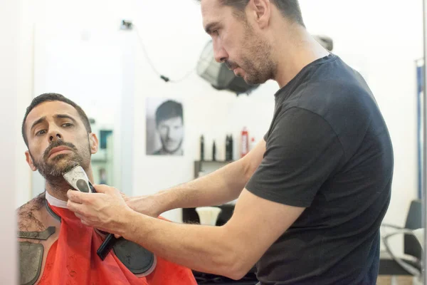 Homme Dans Salon Coiffure Faisant Coupe Cheveux — Photo