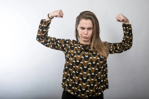 Legrační Dívka Vzorované Košili Ukazuje Paže Svaly Hrát Dělat Tvrdý — Stock fotografie