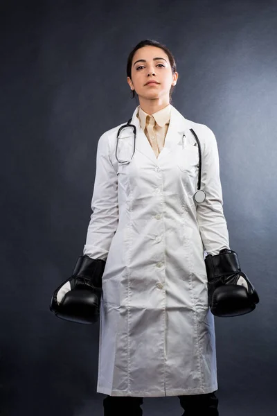 Ärztin Weißem Mantel Und Boxhandschuhen Hat Den Ausdruck Einer Person — Stockfoto