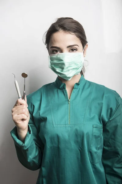 Dentista Con Máscara Verde Gorra Verde Bata Laboratorio Verde Mostrando —  Fotos de Stock