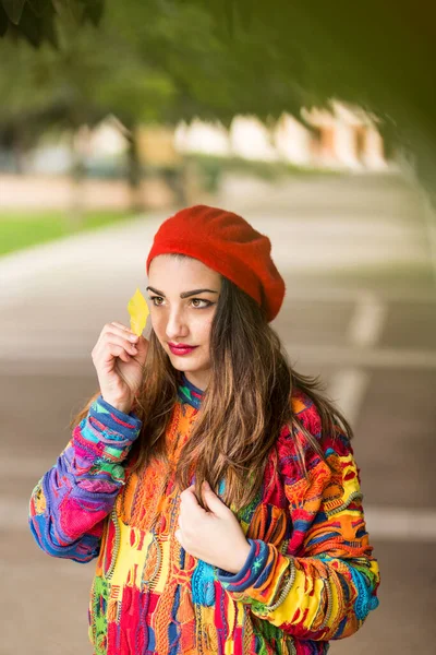 Portret Van Mooi Wit Meisje Met Kleurrijke Trui Rode Koptelefoon — Stockfoto
