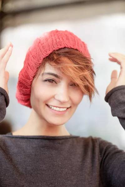 Porträt Eines Sehr Netten Mädchens Mit Rotem Hut Isoliert Auf — Stockfoto