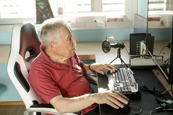 Senior Man Playing Online Games Home — Stock Photo, Image