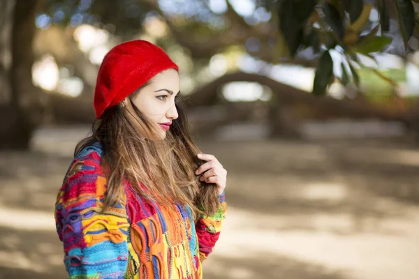 Portret Pięknej Białej Dziewczyny Kolorowym Swetrze Czerwonej Czapce Odizolowane Tle — Zdjęcie stockowe