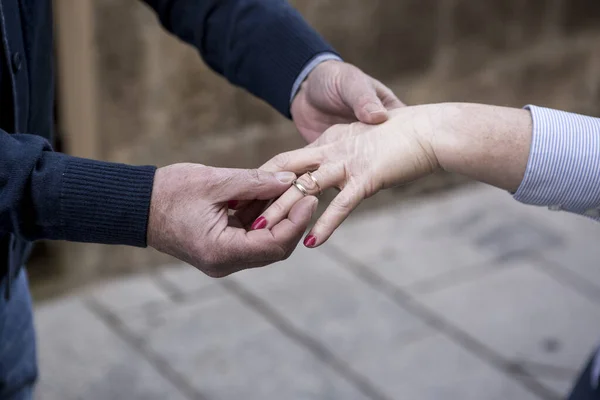 Detail Hands Elderly Man Who Puts Ring His Finger His — Stock Photo, Image