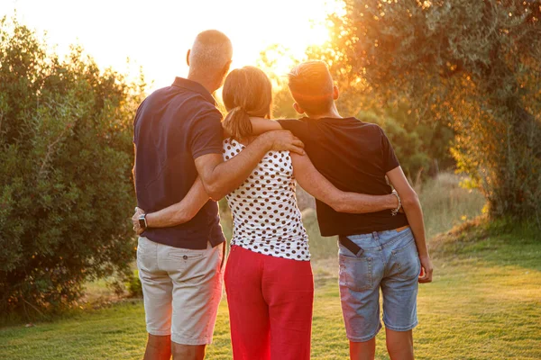 Kişiden Oluşan Aile Birbirini Kucaklayarak Doğal Bir Şekilde Gün Batımına — Stok fotoğraf
