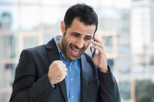Müdür Telefonda Hakkında Konuşurken Ceketini Gömleğini Giydi — Stok fotoğraf