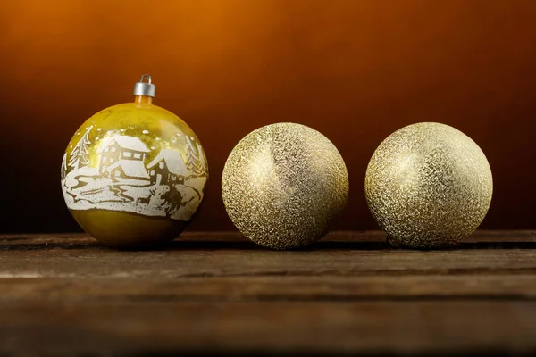 圣诞装饰用金球 — 图库照片
