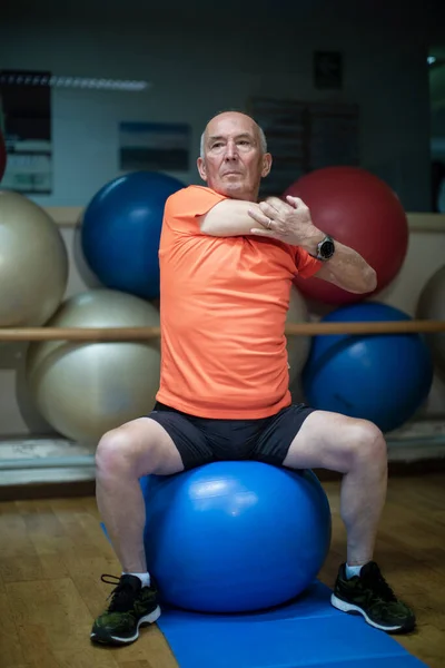 Seniorsportler Turnt Mit Kurzhanteln Fitnessstudio — Stockfoto