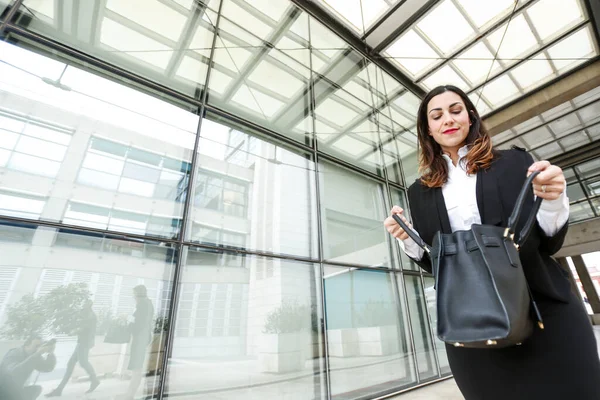 Brunette Vrouwelijke Manager Gekleed Zwart Business Suit — Stockfoto