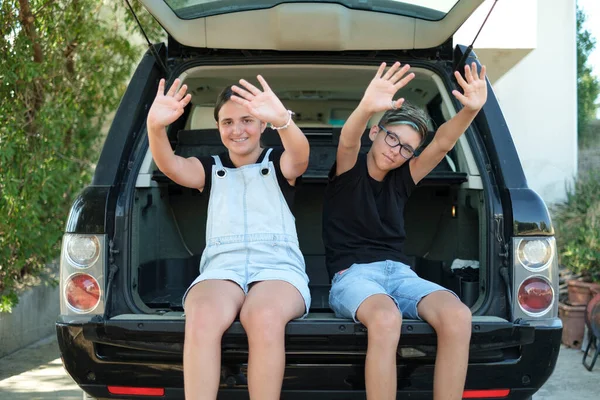 Έφηβοι Χαιρετώ Όμορφα Κάθεται Στο Καπό Του Αυτοκινήτου — Φωτογραφία Αρχείου