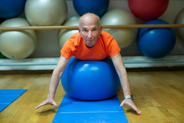 Senior Mann Macht Pilates Übung — Stockfoto