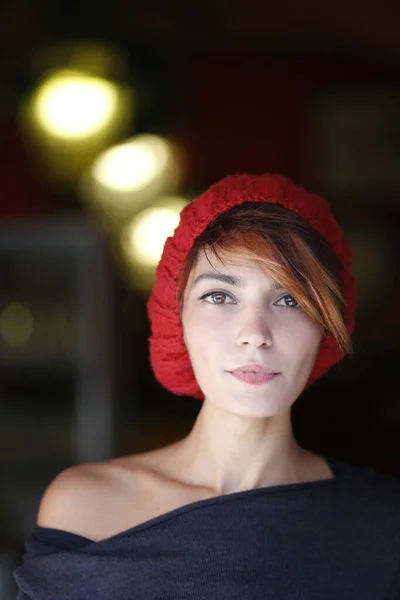 Retrato Uma Menina Muito Bonito Com Chapéu Vermelho Isolado Fundo — Fotografia de Stock