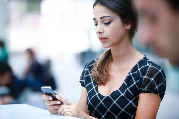 Menina Verifica Seu Smartphone Contexto Empresarial — Fotografia de Stock