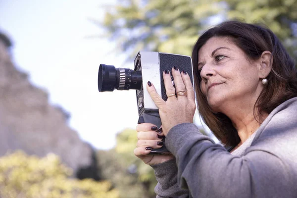 Κυρία Διασκεδάζει Ένα Πάρκο Χρησιμοποιώντας Μια Παλιά Αναλογική Κάμερα Φιλμ — Φωτογραφία Αρχείου