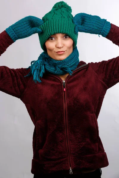 Krásná Dívka Zelenou Kapucí Mikina Šála Rukavice Baví Izolované Bílém — Stock fotografie