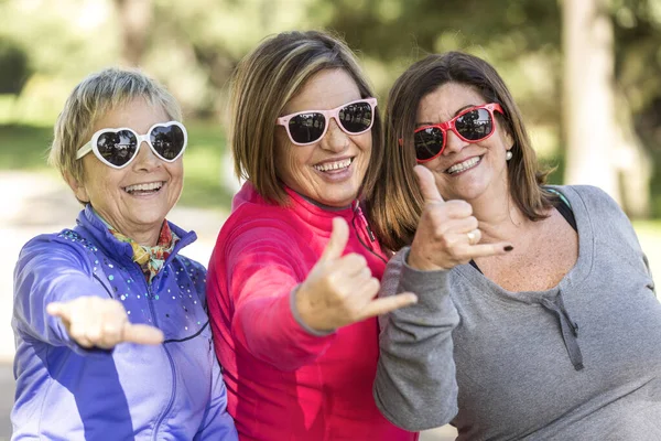 Grupo Velhos Amigos Vestidos Colorido Com Óculos Sol Espirituosos Jogando — Fotografia de Stock