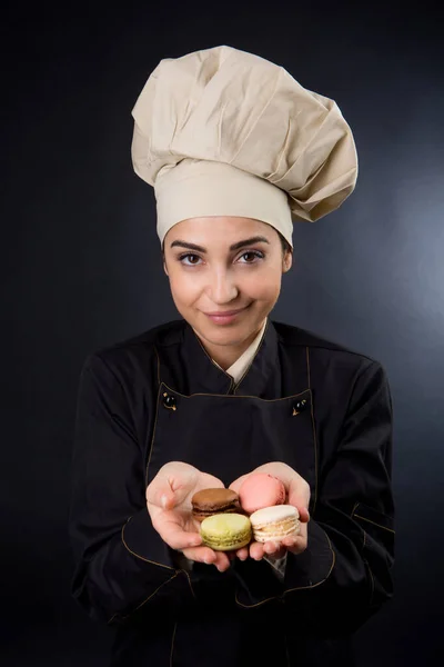 Chef Femme Uniforme Avec Chapeau Chef Montre Macarons Colorés Isolé — Photo