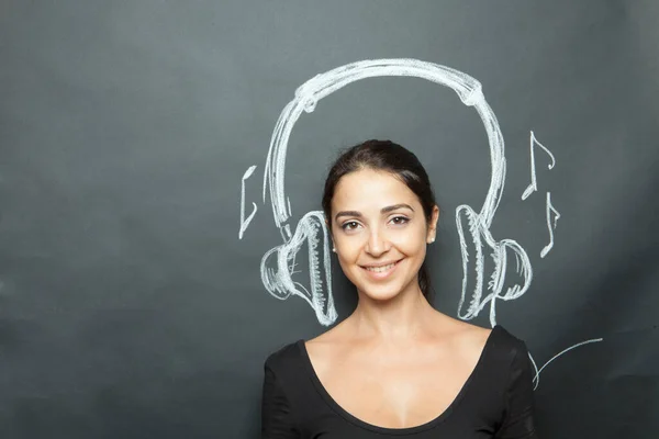 Donkerharig Meisje Pretendeert Luisteren Naar Muziek Dankzij Een Koptelefoon Ontworpen — Stockfoto