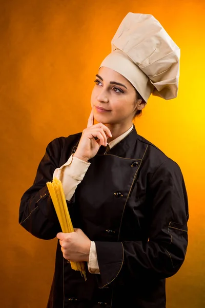 Cuisinière Souriante Avec Chapeau Chef Tient Des Spaghettis Crus Main — Photo
