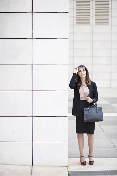 Brunette Female Manager Dressed Black Business Suit Posing Street — Stock Photo, Image