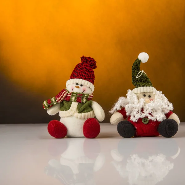 Santa Claus Och Snögubbe Reflekterande Yta Jul Dekoration Bakgrund Och — Stockfoto
