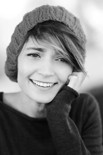 모자와 코트를 흑백의 아름다운 미소짓는 소녀의 — 스톡 사진