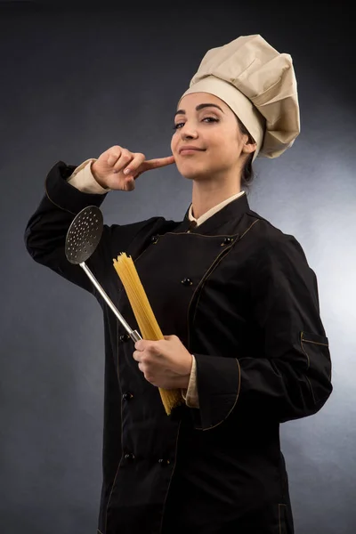 Schöne Italienische Köchin Mit Spaghetti Der Hand Isoliert Auf Grauem — Stockfoto