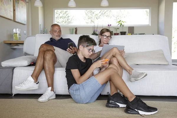 Members Family Sitting Living Room Home Isolate Themselves Electronic Games — Stock Photo, Image