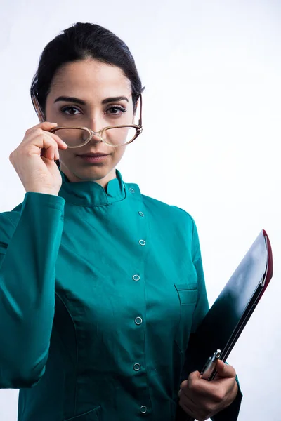 深刻なビジネス女性は青い背景に隔離された眼鏡を着用 — ストック写真