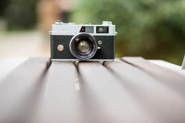 Parktaki Ahşap Masada Eski Model Bir Kamera — Stok fotoğraf