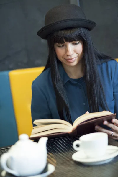 漂亮的年轻的黑发姑娘 在咖啡馆里喝茶 — 图库照片
