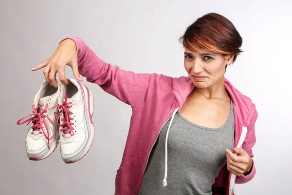 Meisje Sport Outfit Houdt Sneakers Hand Reageert Met Lucht Walgelijk — Stockfoto