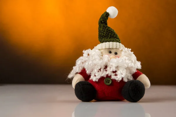 Santa Claus Superficie Reflectante Fondo Decoración Navidad Color Mostaza — Foto de Stock