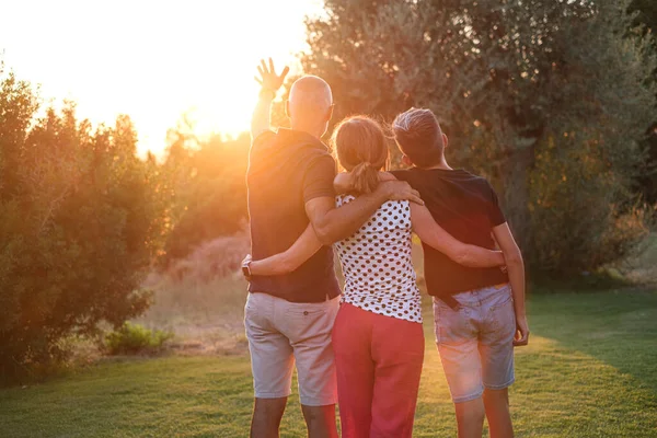 Kişilik Bir Aile Birbirine Sarılarak Doğal Bir Şekilde Gün Batımına — Stok fotoğraf