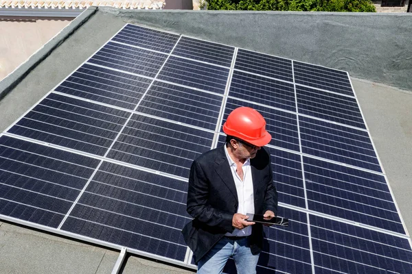 Engineer Checks Conditions Photovoltaic System Roof House Tablet Hand — Stock Photo, Image