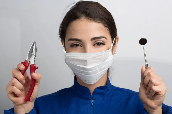 Žena Zubařka Chirurgickou Maskou Modrým Kabátem Ukazuje Pracovní Nástroje Jedné — Stock fotografie