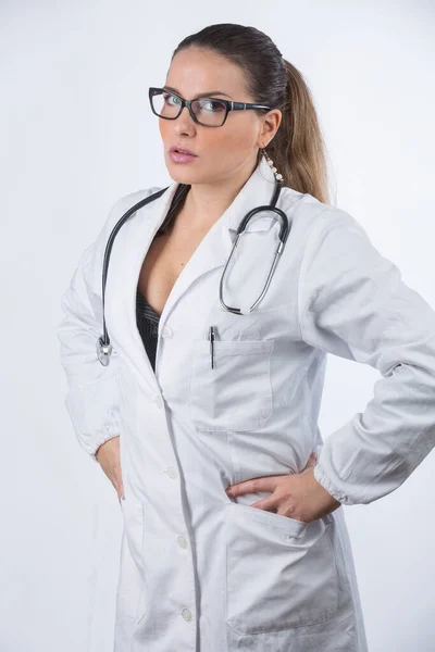 美丽的金发碧眼的女医生的画像 她戴着眼镜 蓄着浓密的秀发 表情严肃 与白色背景隔离 — 图库照片
