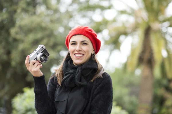 在公园里拿着相机的微笑女人 — 图库照片