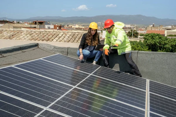 Engineer Worker Check Installation Photovoltaic Panels Roof Building — Stock Photo, Image