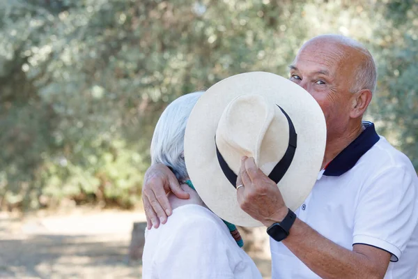 Porträt Eines Glücklichen Seniorenpaares Park — Stockfoto