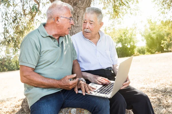 Glücklich Senior Man Und Senior Asian Couple Working Laptop Outdoor — Stockfoto