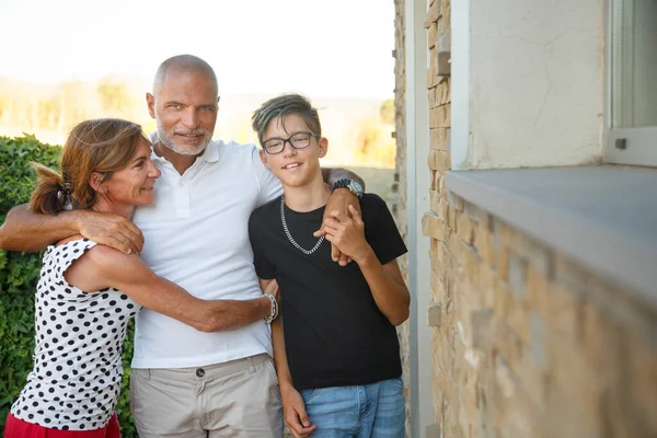 Família Três Pessoas Felizes Abraça Outro Quintal — Fotografia de Stock