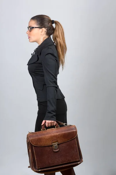 Weiße Geschäftsfrau Mit Zusammengerafften Haaren Und Brille Schwarzen Anzug Und — Stockfoto