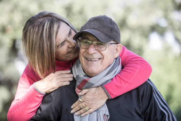 公園で抱き締める年配のカップル — ストック写真