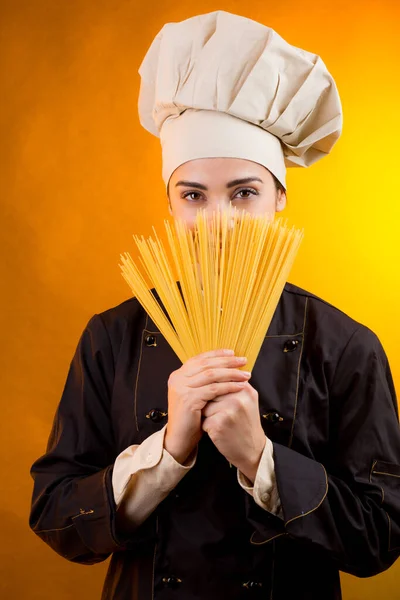 Usmívající Kuchařka Kloboukem Drží Ruce Syrové Špagety Které Drží Izolované — Stock fotografie