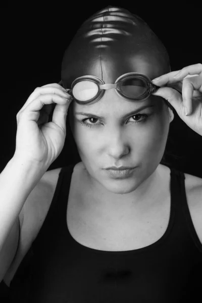 Siyah Mayo Giyen Bir Yüzücünün Portresi Gözlüklerini Çıkartmak Üzere Siyah — Stok fotoğraf