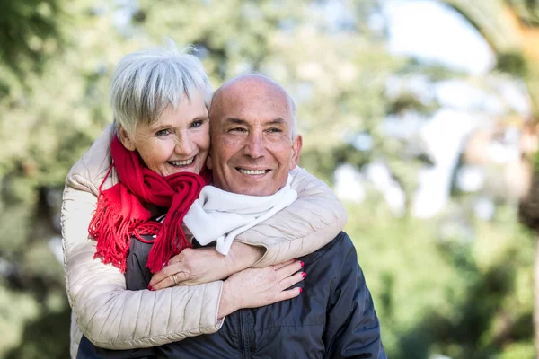 公園に笑みを浮かべて年配のカップル — ストック写真