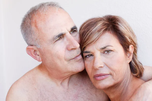 幸せな老夫婦を受け入れるの肖像画 — ストック写真