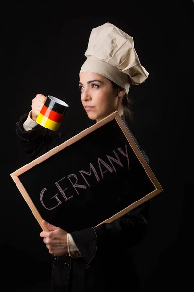Mujer Chef Uniforme Sostiene Una Pizarra Con Alemania Escrito Bien —  Fotos de Stock